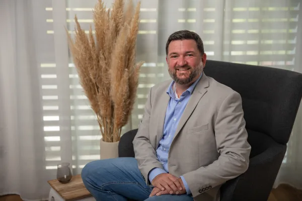 Pressefoto Philipp Zurr, sitzend